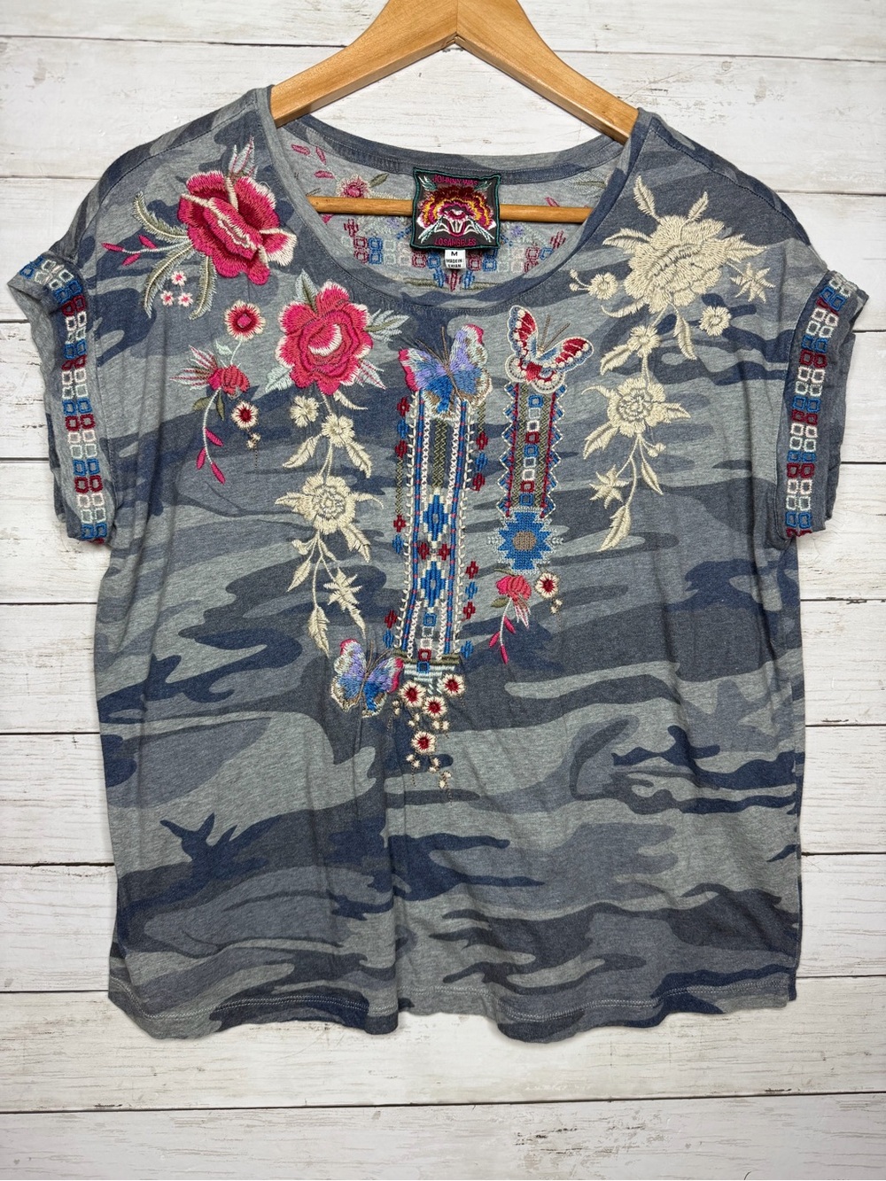 Johnny Was Los Angeles Camo Floral Butterfly Embroidered Tee Top Women’s M Boho